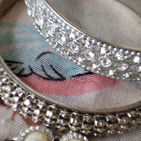 Bundle of 5 Silver and Gold Tone Pearl Bangle Toggle Fidget Bracelets Vintage - Picture 6 of 8